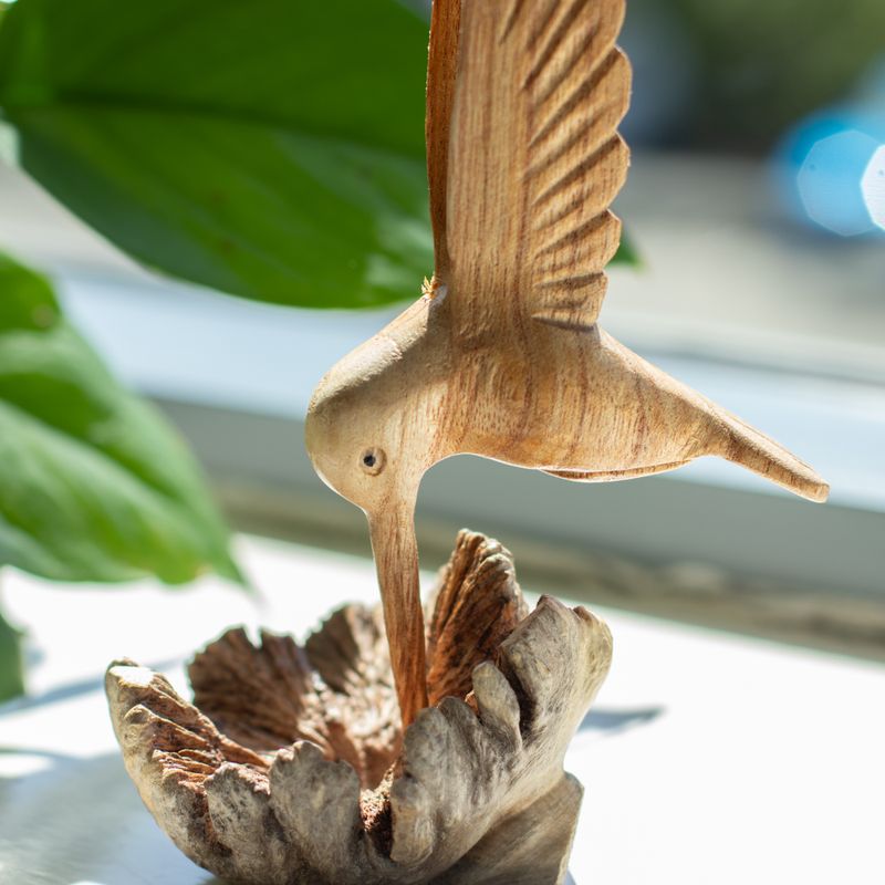 Sculpture Artisanale en Bois Parasite – Colibri Butinant