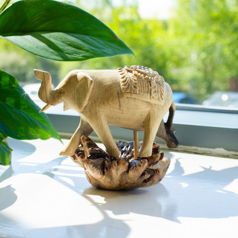 Sculpture en bois artisanale - Éléphant marchant