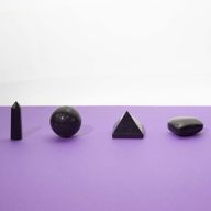 Gemmes Assorties en Présentoir Prêt à la Vente – Tourmaline Noire