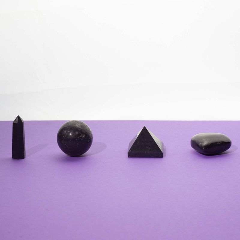Gemmes Assorties en Présentoir Prêt à la Vente – Tourmaline Noire