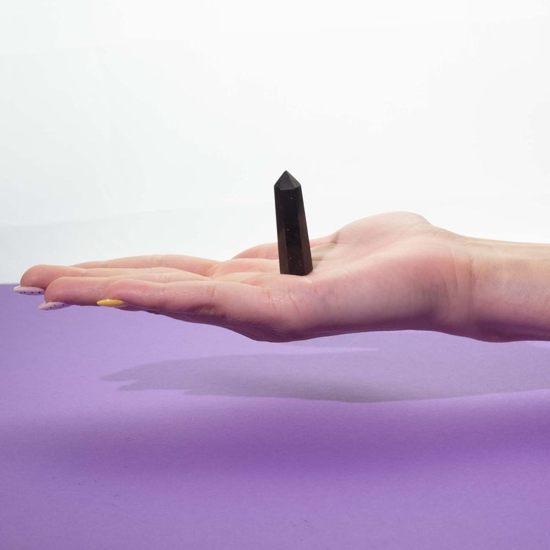 Gemmes Assorties en Présentoir Prêt à la Vente – Tourmaline Noire