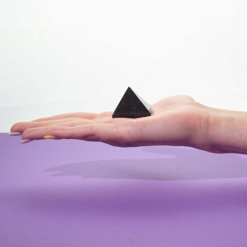 Gemmes Assorties en Présentoir Prêt à la Vente – Tourmaline Noire