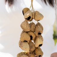 Hochet long en coquilles Kenari (50 coquilles)