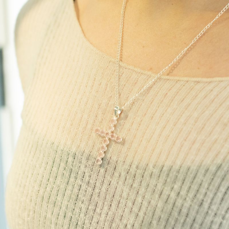Pendentifs dévotionnels indiens - Plaqué argent (chaîne de 45 cm) - Crucifix en quartz rose