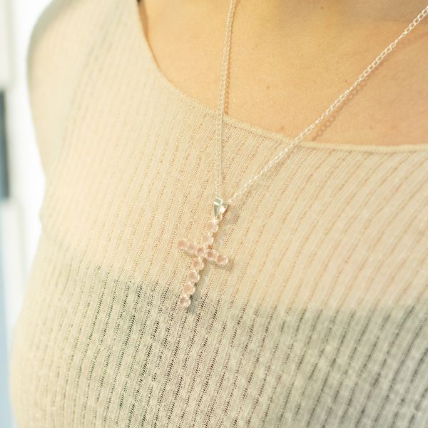 Pendentifs dévotionnels indiens - Plaqué argent (chaîne de 45 cm) - Crucifix en quartz rose