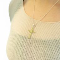 Pendentifs dévotionnels indiens - plaqué argent (chaîne de 45 cm) - crucifix en péridot