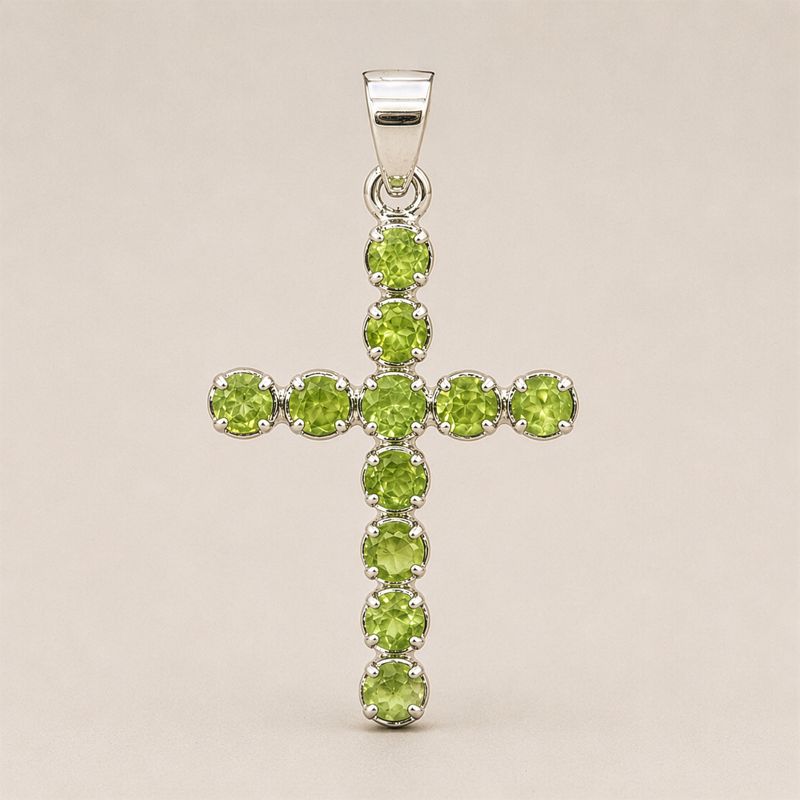 Pendentifs dévotionnels indiens - plaqué argent (chaîne de 45 cm) - crucifix en péridot