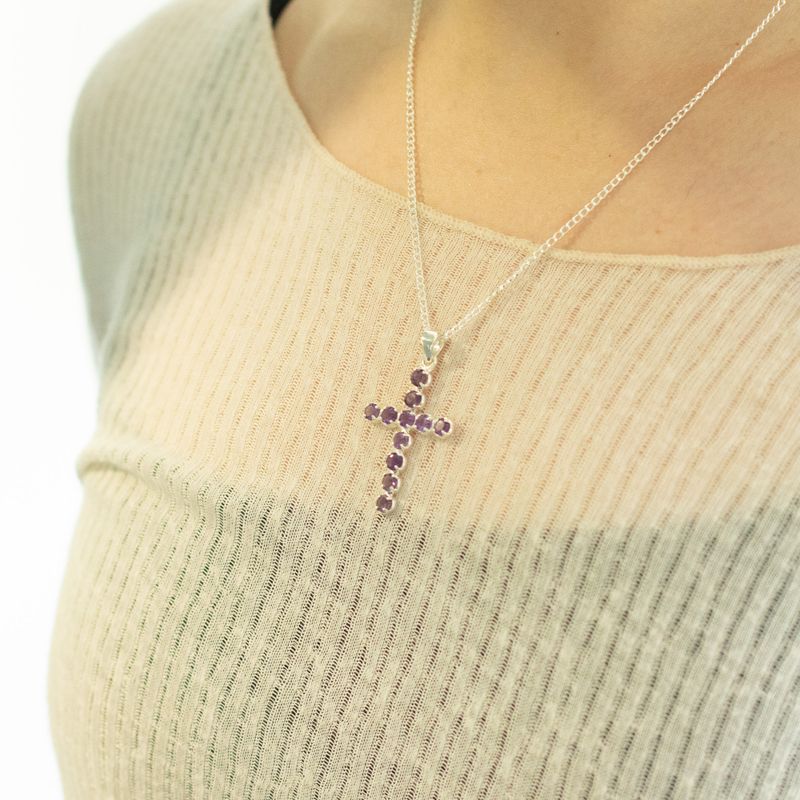 Pendentifs dévotionnels indiens - plaqué argent (chaîne de 45 cm) - crucifix en améthyste