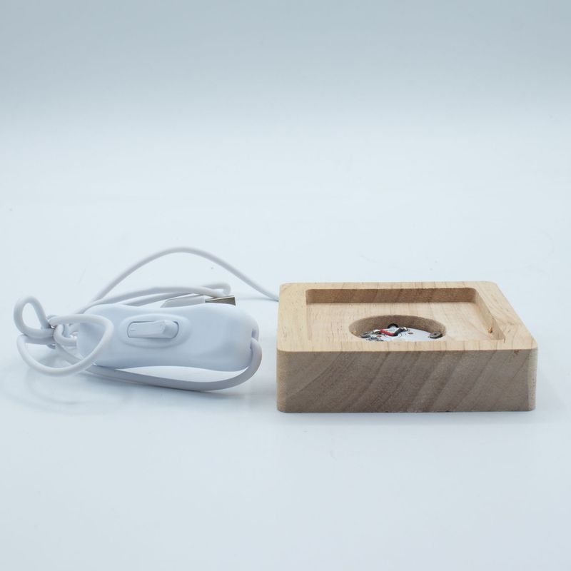 Socle LED USB Carré en Bois 8 cm – Multicolore