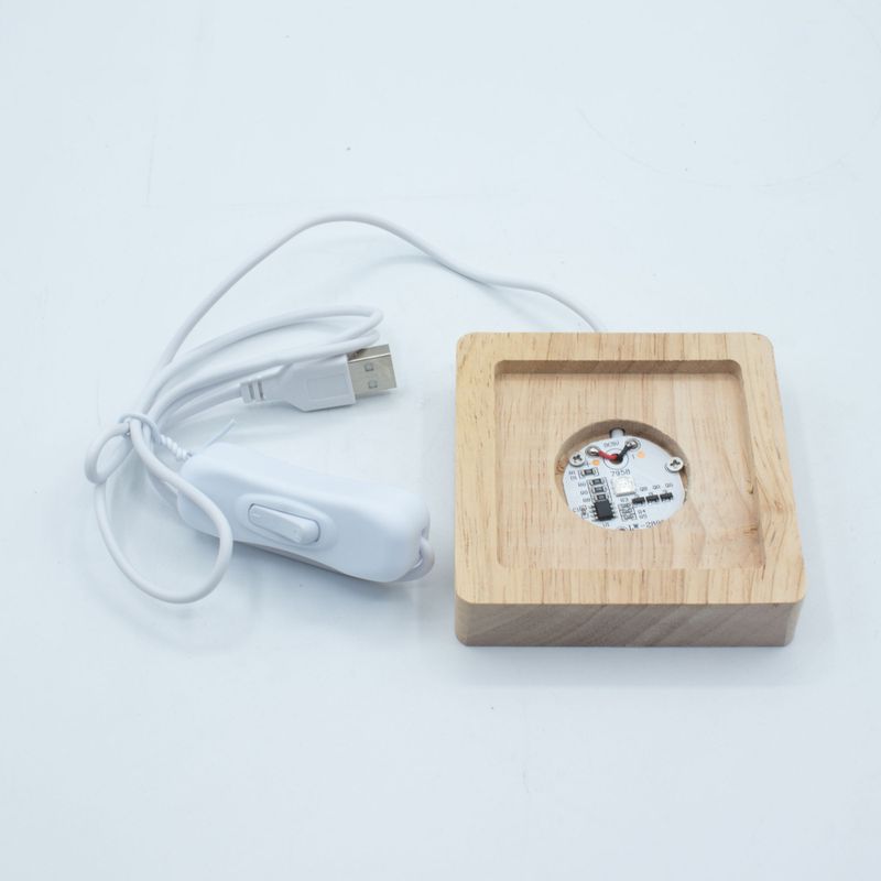 Socle LED USB Carré en Bois 8 cm – Multicolore