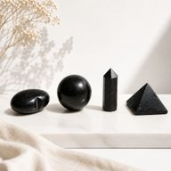 Gemmes Assorties en Présentoir Prêt à la Vente – Tourmaline Noire