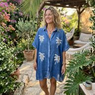 Nomad Sari Collection Sur la Méditerranée - kaftan - Bleu avec décor de palmiers dorés et blancs