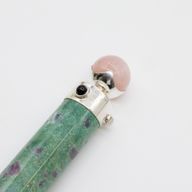 Bâton Cœur Verdoyant - Rubis-Fuchsite et quartz rose, boule de cristal au sommet - 23 cm