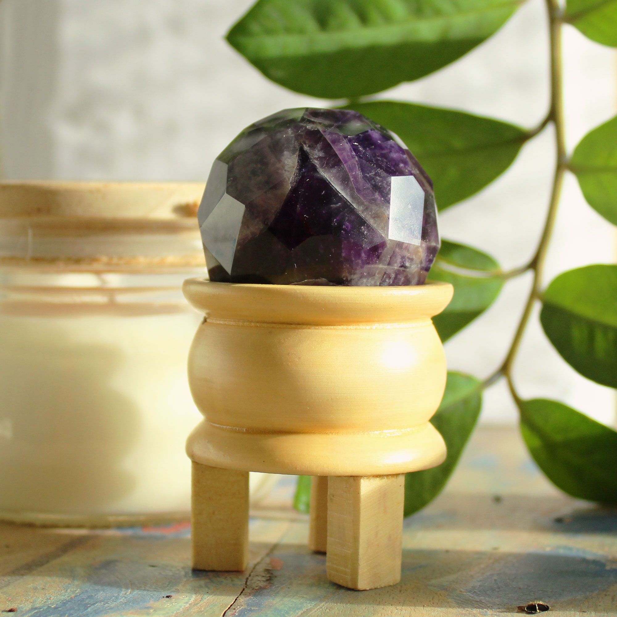 Boule de guérison à facettes avec gemmes et support
