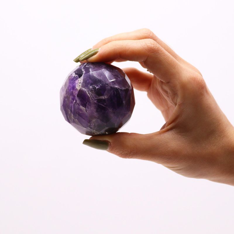 Boule de Guérison à Facettes avec Gemmes et Support - Quartz Rose