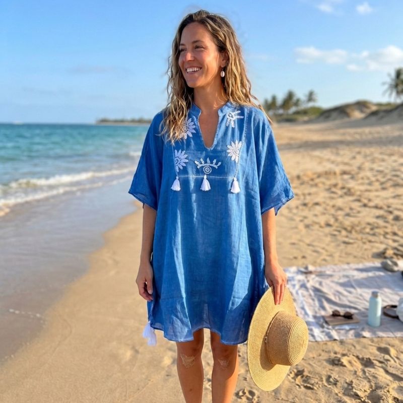 Nomad Sari dans la collection Méditerranée - Kaftan - bleu avec broderie crème et franges
