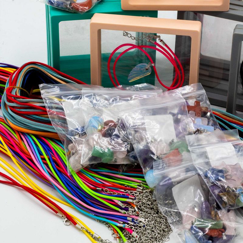 Pack de démarrage Pendentifs en pierres précieuses avec cordons de pendentif et présentoirs à cadre