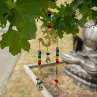 Carillons indiens - Om en laiton avec des perles de chakra - 7 cloches - 9,5 x 32 cm