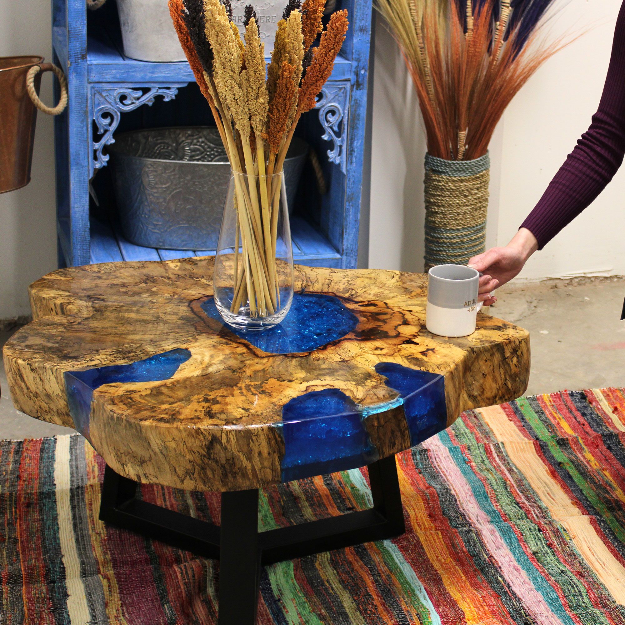 Table basse en bois et résine
