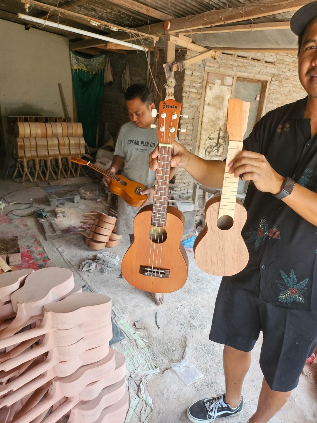 Ukulélés Artisanaux en Bois avec Housse