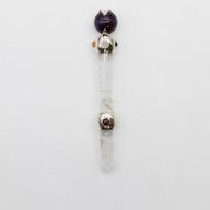 Baguette prismatique céleste - Sphère en cristal mouvante d'améthyste - Tige en quartz - 12 cm