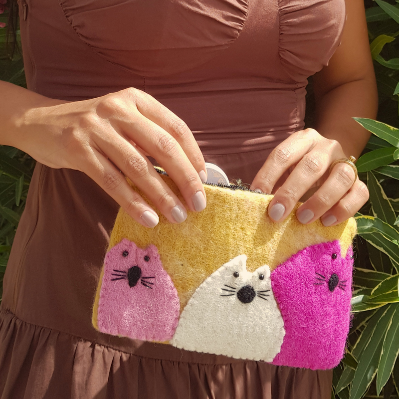 Pochette en feutre avec trois chats dodus - (3 couleurs assorties)
