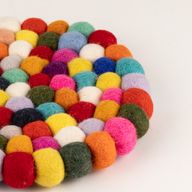 Set de table rond en boules de feutre - 20 cm multicolore