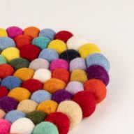 Tapis central ovale en boules de feutre - 38x18cm multicolore