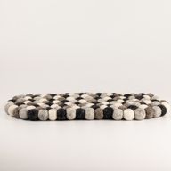 Tapis central ovale en boules de feutre - 38x18cm couleur gris multi