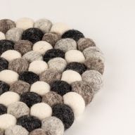 Tapis central ovale en boules de feutre - 38x18cm couleur gris multi