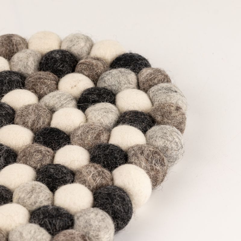 Tapis central ovale en boules de feutre - 38x18cm couleur gris multi