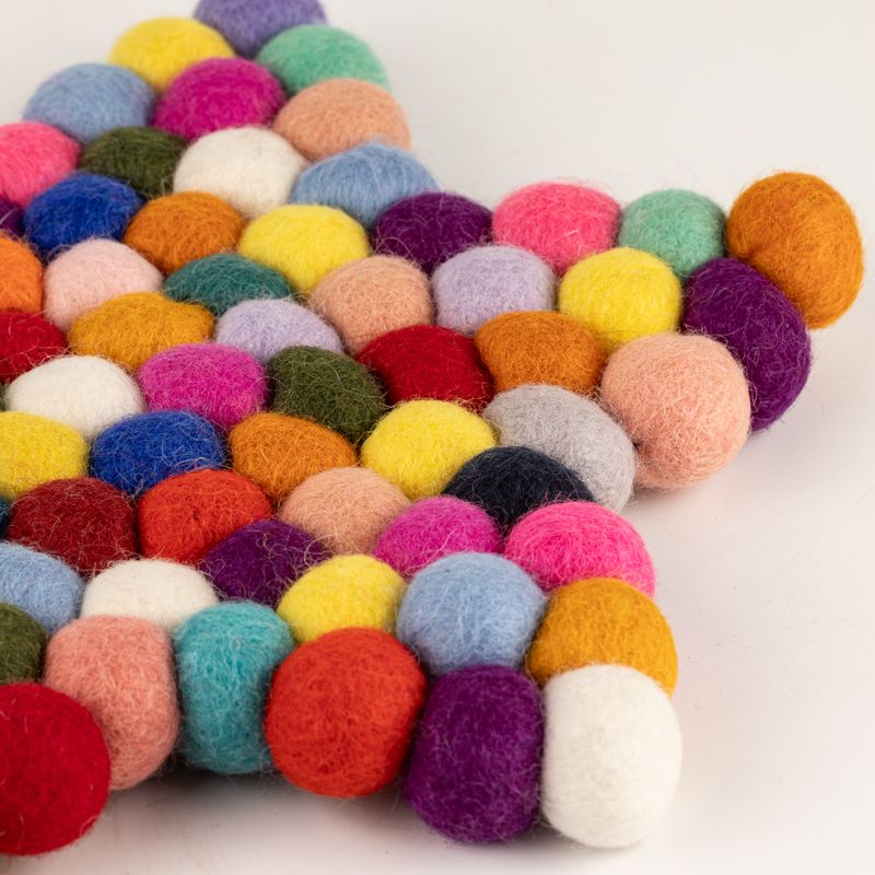 Tapis central en forme d'étoile en boules de feutre - 38x18cm multicolore