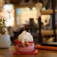 Tirelire Chat Porte-Bonheur en Céramique – Rose sur Coussin