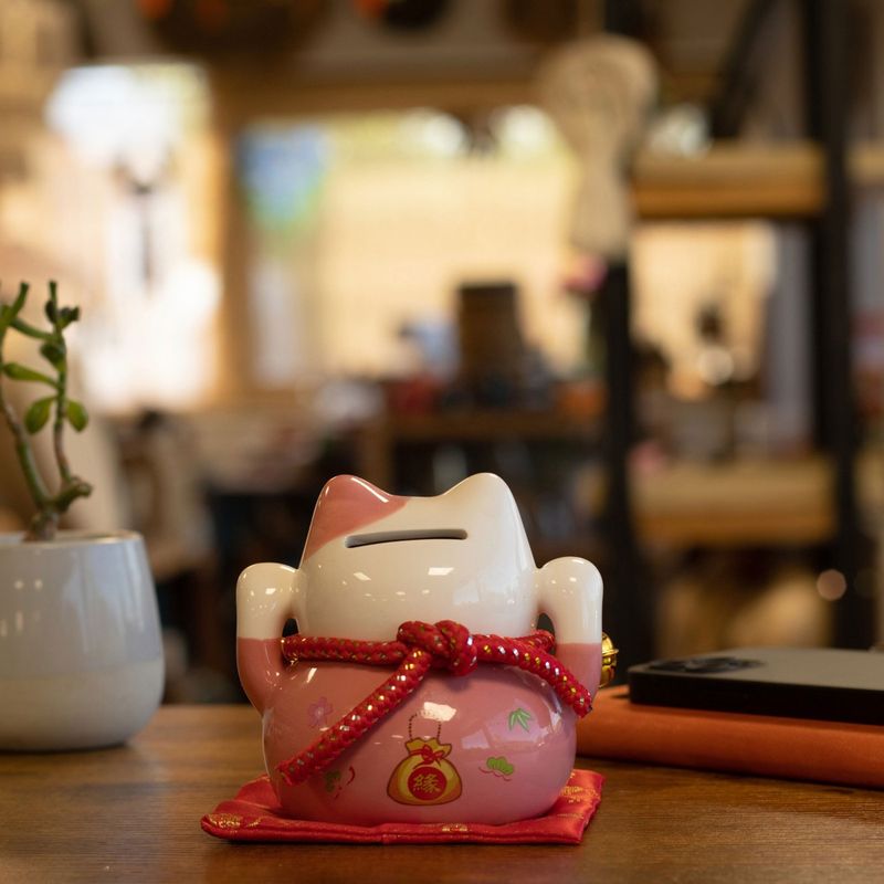 Tirelire Chat Porte-Bonheur en Céramique – Rose sur Coussin