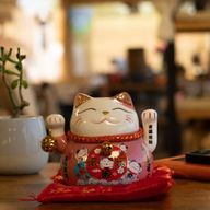 Chat porte-bonheur en céramique à patte mobile – Rose sur coussin (pile non incluse)