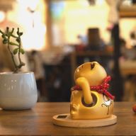 Chat Porte-Bonheur Solaire sur Socle en Bois – Doré avec Patte Mobile
