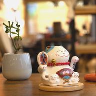 Chat Porte-Bonheur Solaire sur Socle en Bois – Patte Mobile Bleue