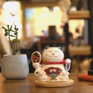 Chat Porte-Bonheur Solaire sur Socle en Bois – Patte Mobile Bleue
