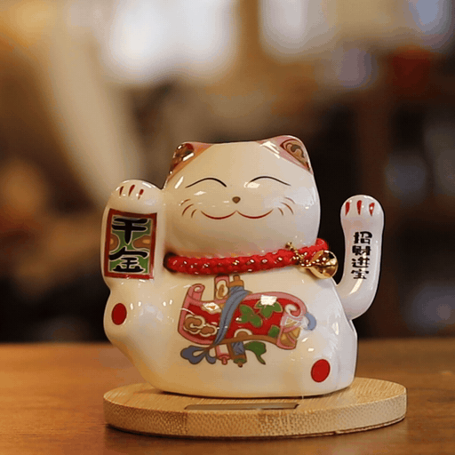 Chat Porte-Bonheur Solaire Rose Maneki Neko sur socle en bois - Main Mobile