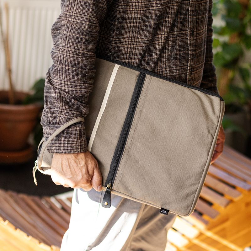 Grande pochette pour ordinateur portable en toile – Olive