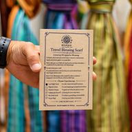 Pack de Démarrage Nomad Sari – 72 Écharpes de bénédiction de voyage + Présentoir OFFERT