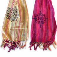 Pack de Démarrage Nomad Sari – 72 Écharpes de bénédiction de voyage + Présentoir OFFERT
