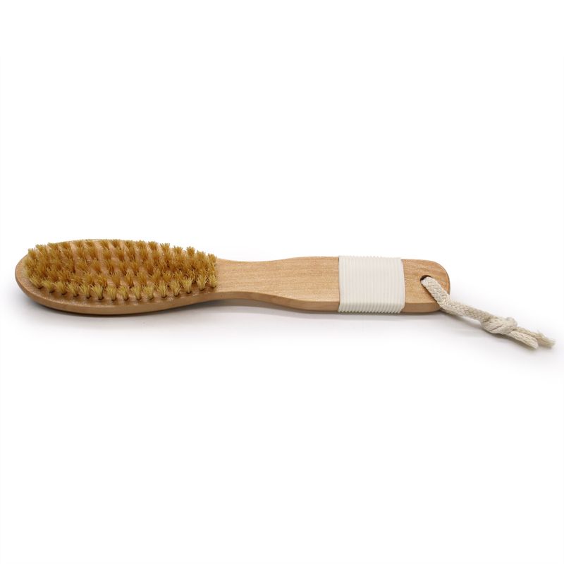 pied avec brosse