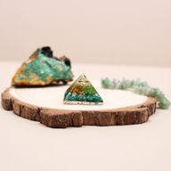 Orgonite La Pyramide - Puces de Gemme et Cuivre 25mm - Petite