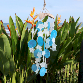 Carillon en coco et capiz - Étoiles bleues et blanches - 30 cm
