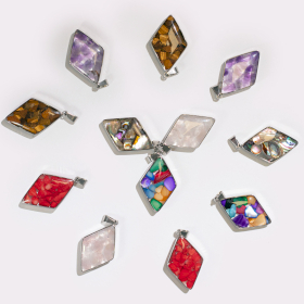 12x Pendentifs Encastrés en Acier - 12 Pépites de Gemmes et Coquillages Assortis en Forme de Losange