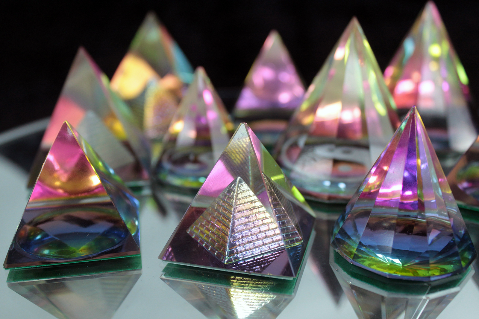 Pyramides en Cristal Ésotériques - AWArtisan France