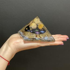 AW Artisan France – grossiste d’orgonites pyramidales artisanales, pour boutiques.